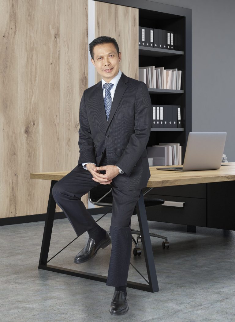 Dr. Kamol Pansritum M.D 1
